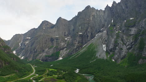 Malerische-Luftaufnahme,-Während-Der-Rauma-Fluss-Neben-Der-Trollwand-In-Norwegen-Talabwärts-Fließt