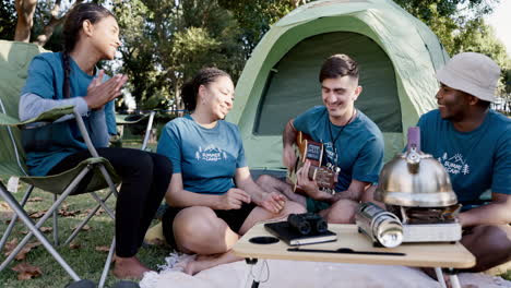 música, baile y acampar con amigos voluntarios