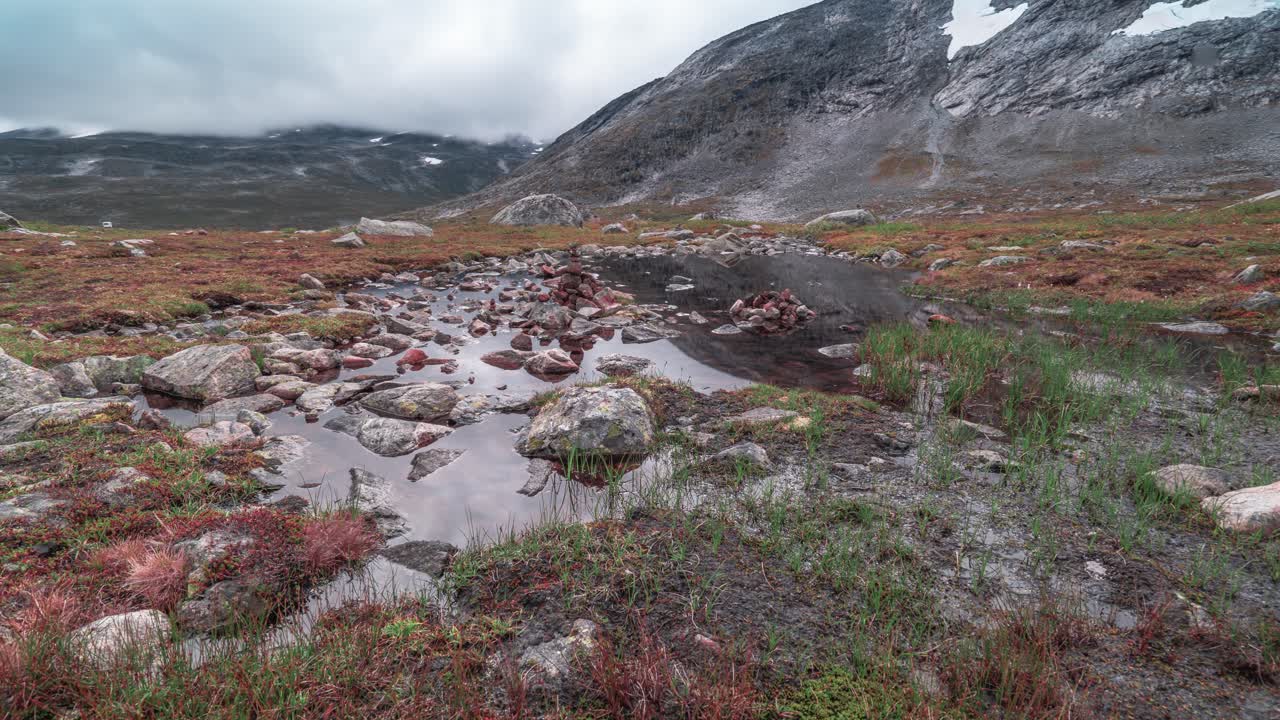 el paisaje rocoso de la meseta montañosa inundado por el agua de deshielo de las montañas circundantes