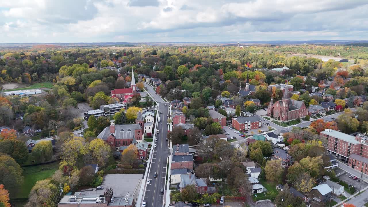 Ощутите очарование маленького города осенью с этим потрясающим видом с воздуха, демонстрирующим исторические здания, яркую листву и живописный пейзаж, Порт-Хоуп, Онтарио, Канада.