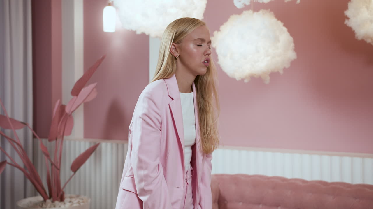 집에 있는 피곤한 여자