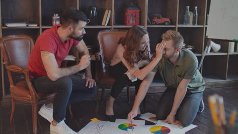 equipo de negocios profesional divirtiéndose durante una reunión en la oficina creativa