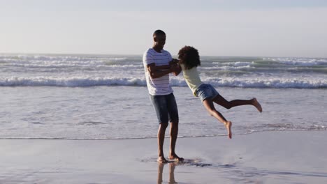 Afroamerikanischer-Vater-Und-Seine-Tochter-Spielen-Am-Strand