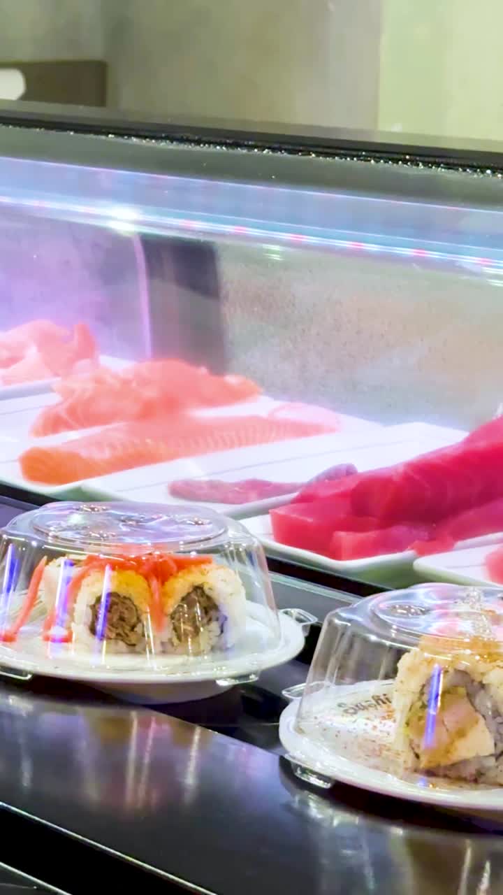 수시 접시 가 컨베이어 벨트 에 움직이고 있다