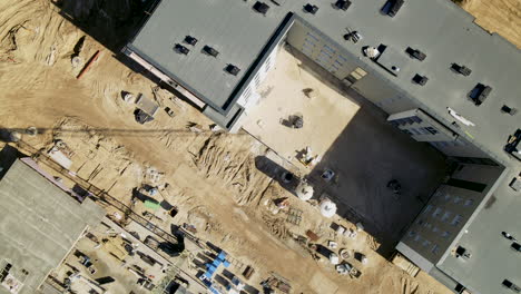arriba hacia abajo desde el lugar de construcción con un nuevo hogar durante el proceso de construcción, alejar la antena