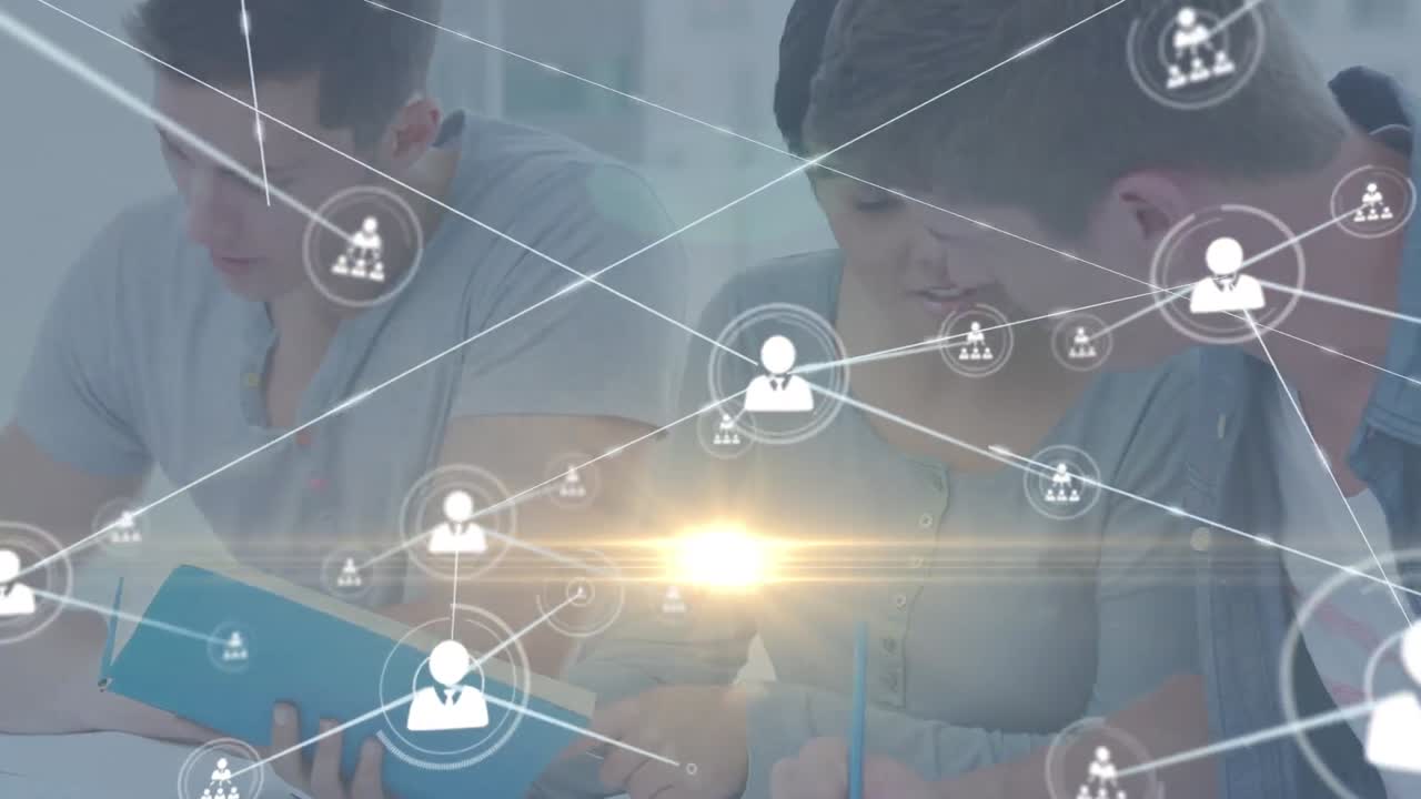 다양한 비즈니스 사람들과 대화하는 아이콘과 연결 네트워크의 애니메이션