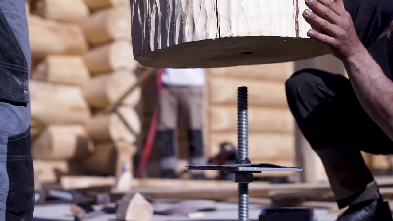 construcción de casas de troncos - levantamiento de un tronco