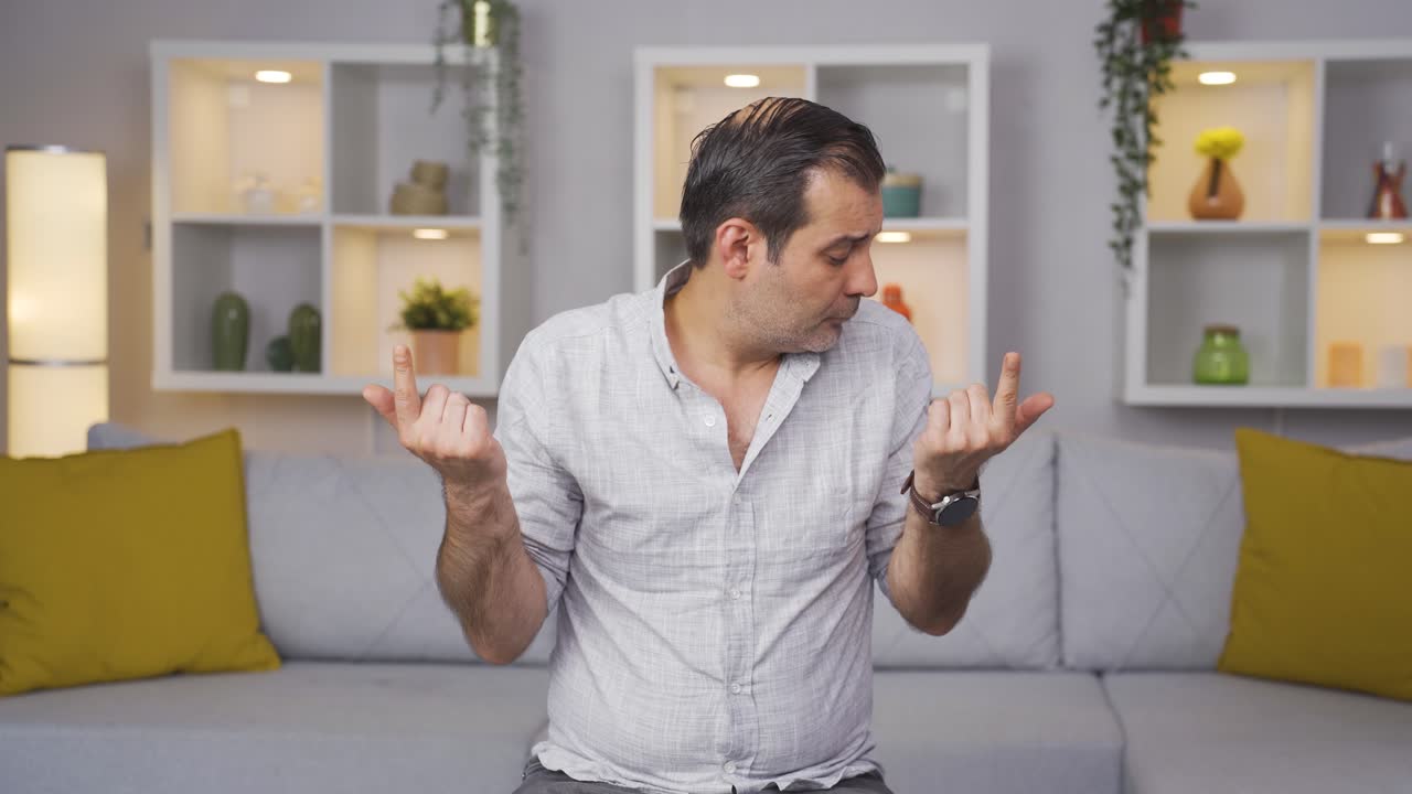 un hombre con un problema de audición.