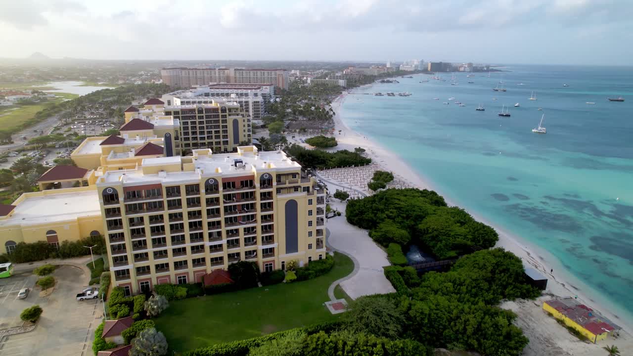 Ripresa aerea ravvicinata della costa di Palm Beach, Aruba