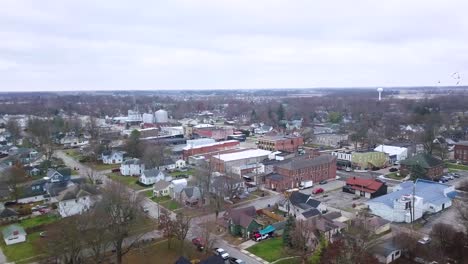 vista aérea sobre la ciudad de sheridan en el condado de hamilton, indiana, con aves volando a través de la escena del vecindario.