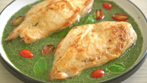 Filete de pollo a la plancha con salsa pesto y tomates