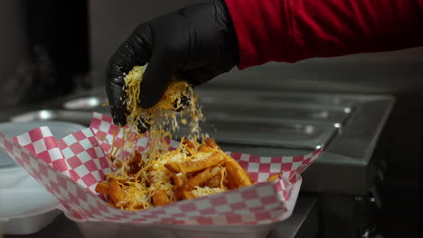 agregando queso para papas fritas asadas - serie de camiones de comida
