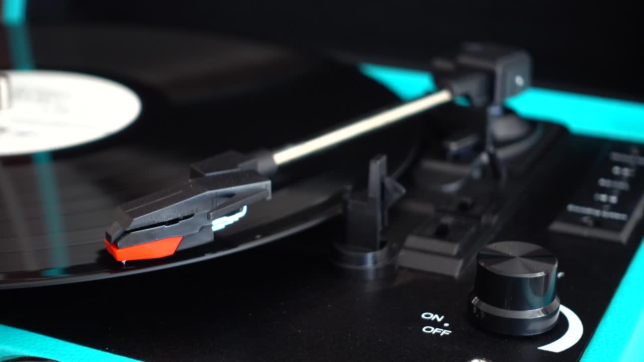 Platespiller. Nål på en vinylplate.