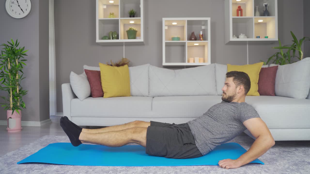 el hombre hace ejercicio, quema grasa, quema calorías, entrenamiento de fuerza, acondicionamiento físico en casa.