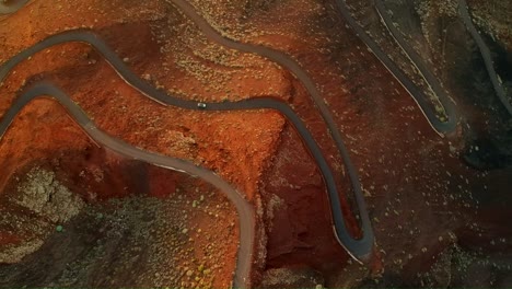 paradijs afdalende weg naar een berg op de canarische eilanden