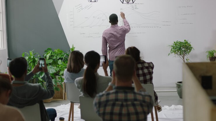 personnes d'affaires rencontrant un homme d'affaires professionnel présentant un séminaire de formation financière montrant une stratégie de marketing réussie étudiants utilisant un smartphone enregistrement de présentation partage en ligne