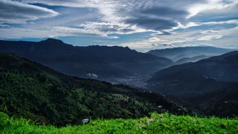 Wunderschöner-Und-Dramatischer-Zeitraffer,-Der-Die-Wolkenbewegung-über-Der-Sierra-In-Chiapas,-Mexiko,-Einfängt