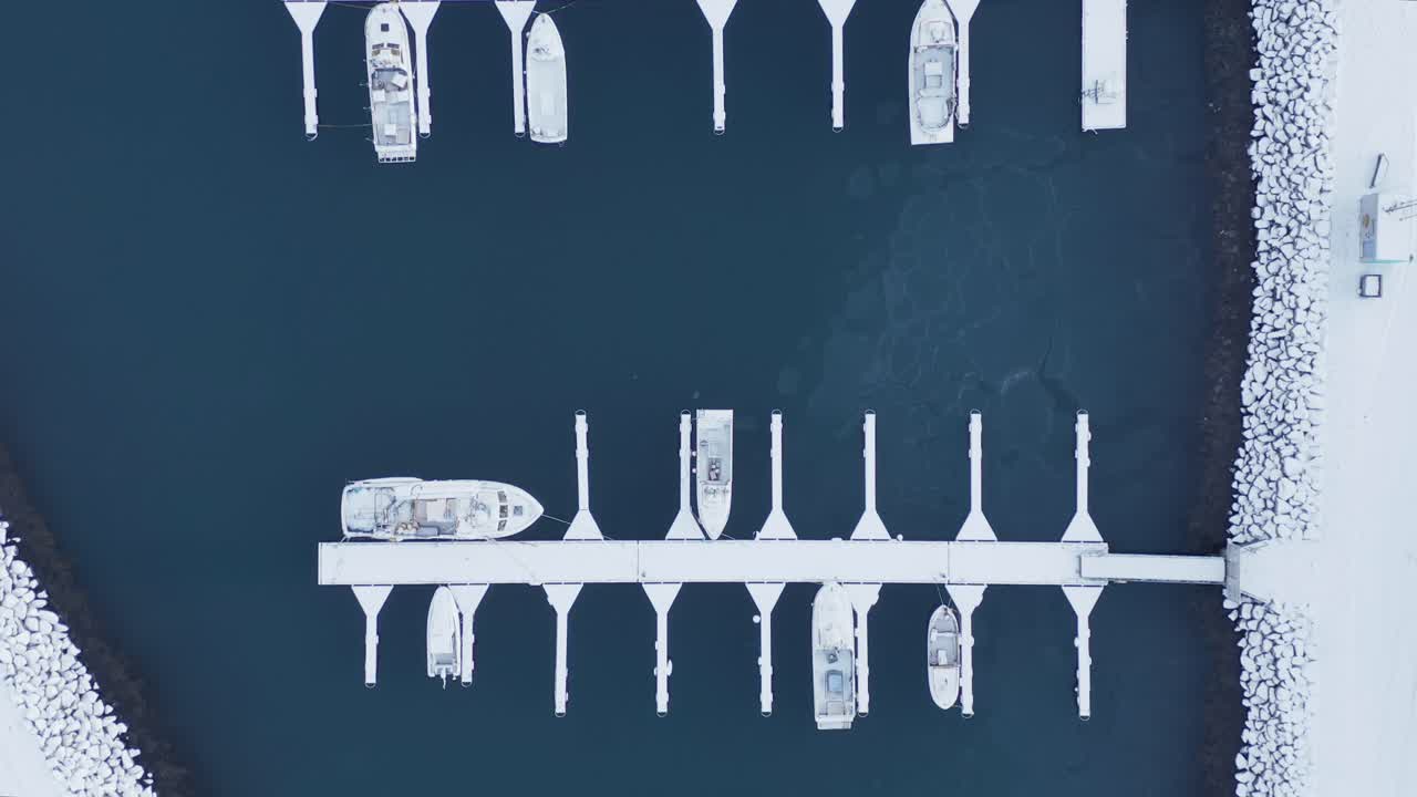 낚시 트롤 어선이 있는 고요한 reykjanesbær 항구의 겨울, 공중