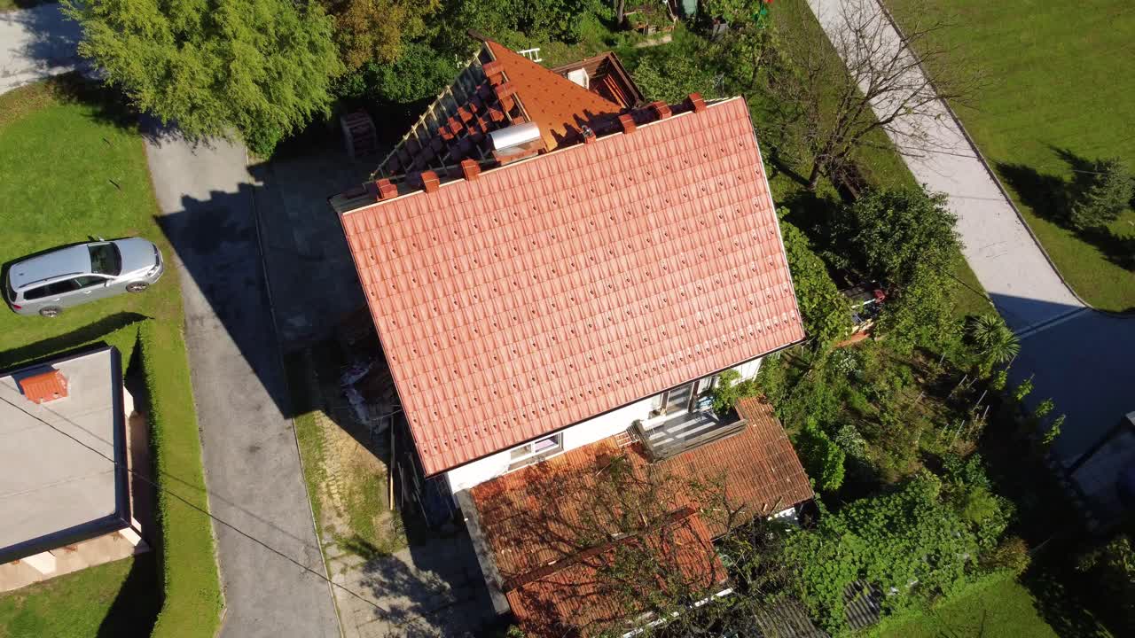 reparación de tejas que están dañadas y necesitan ser reemplazadas por nuevas