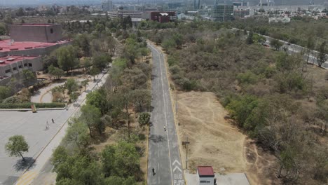 Tira-Hacia-Adelante-E-Inclínate-Sobre-El-Ciclista-En-Una-Calle-Sin-Autos-En-La-Era-De-La-Pandemia-En-La-Ciudad-De-México