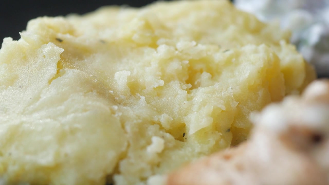 皿に盛られたクリーミーなマッシュポテトのクローズアップ