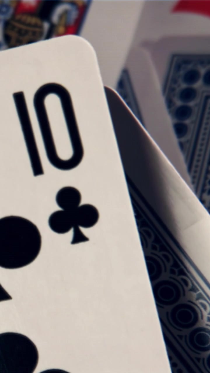 Messa a fuoco selettiva sulla carta da gioco dieci di fiori con sfondo sfocato