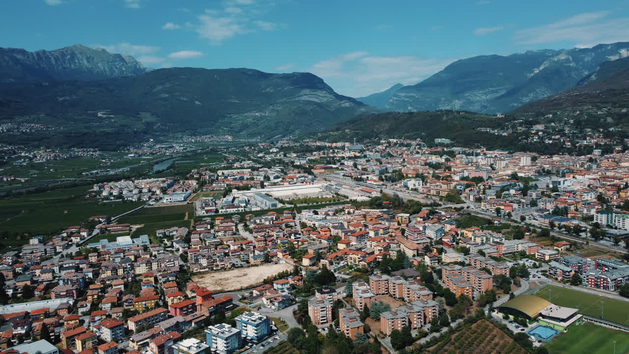 vista aérea de una ciudad en los alpes italianos
