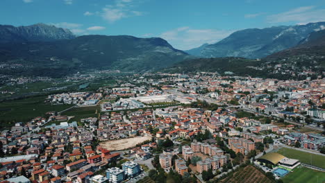 vista aérea de una ciudad en los alpes italianos