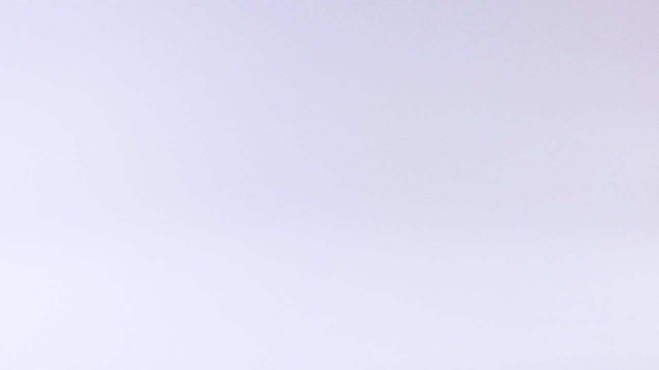 una pelota de tenis de mesa rebota en la superficie