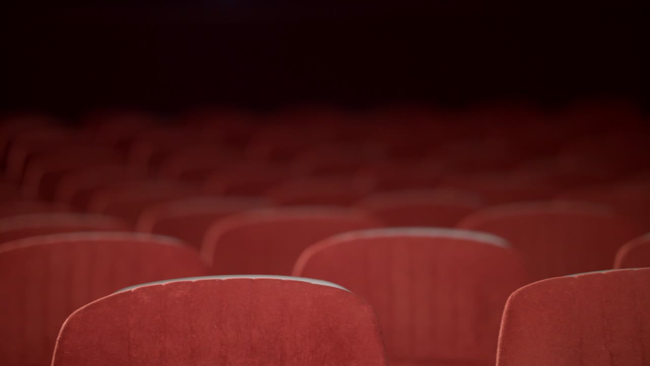 silla de cine vacía antes del estreno. filas de asientos vacíos en el cine