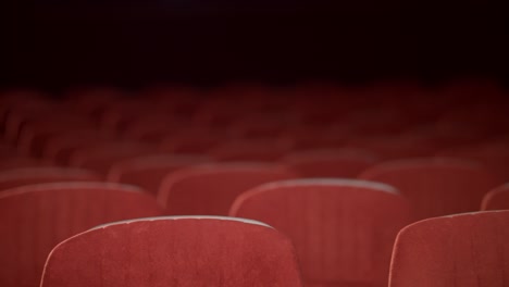 Leerer-Kinosessel-Vor-Premiere.-Reihen-Leerer-Sitze-Im-Kino