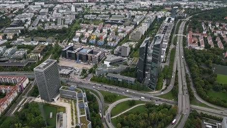 vista aérea cinematográfica, oficinas de diseño resaltan las torres, ciudad de múnich