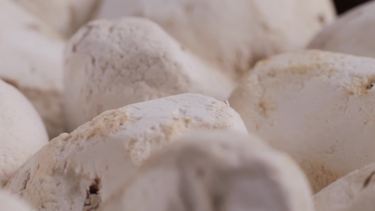 Panoramica ravvicinata di biscotti spolverati di zucchero a velo