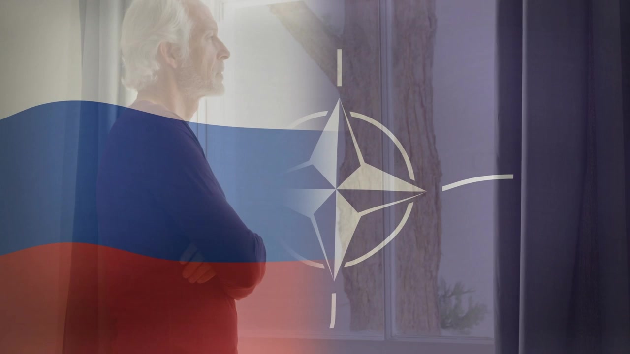 Ældre mand står ved vindue, flag-overlejring vises og fejer over torso, kompas signalerer politik