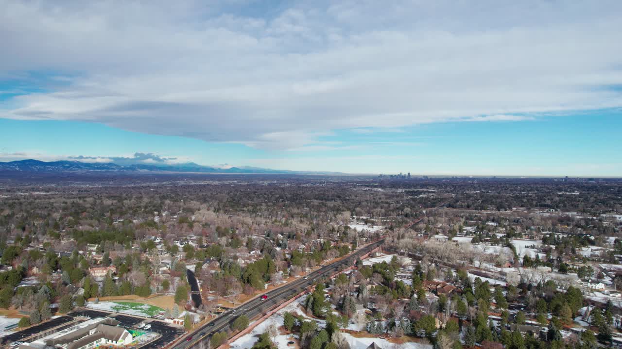 vista aérea de drones de denver, suburbio de colorado, pueblo de greenwood con horizonte