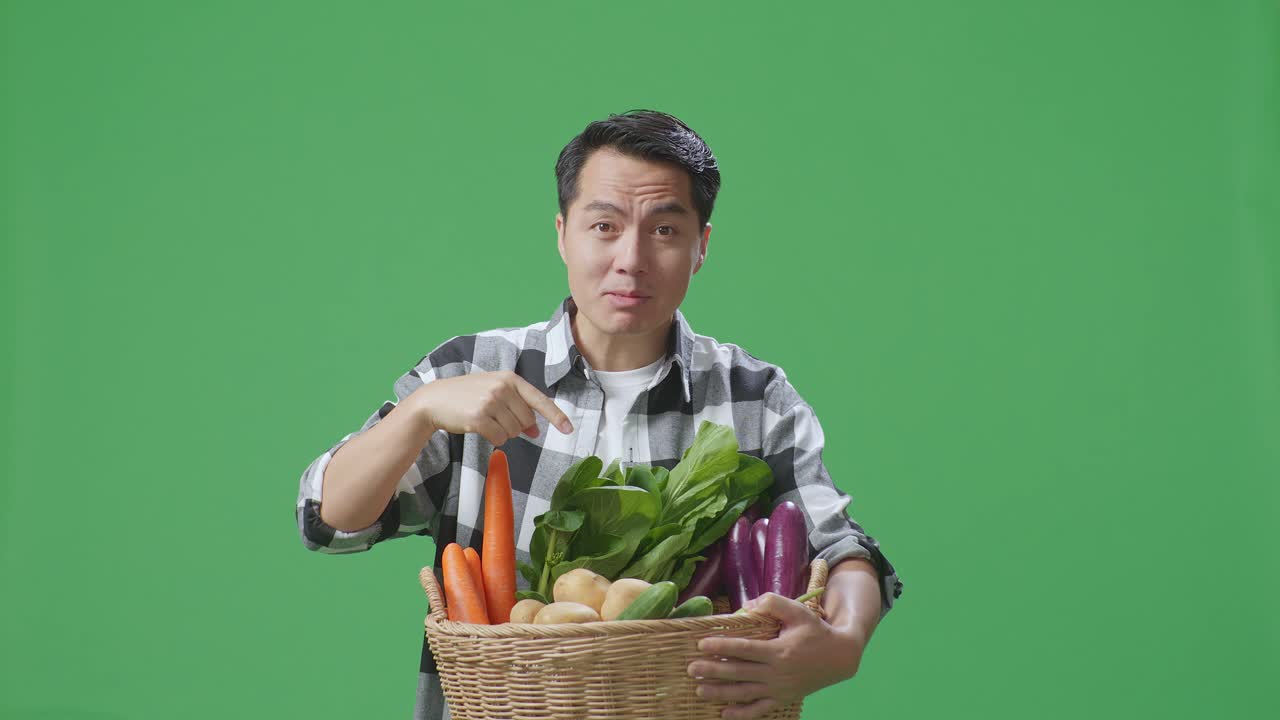 채소 바구니 를 들고 있는 남자