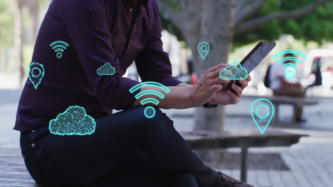 animación de iconos de wifi y nube sobre empresario caucásico usando una tableta