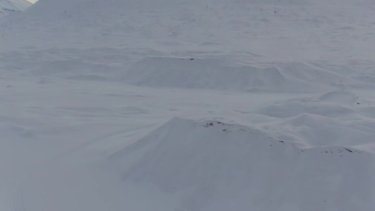 Cảnh quay bằng flycam ở Svalbard bay lên thẳng đứng trên những ngọn núi tuyết trắng ở Na Uy.