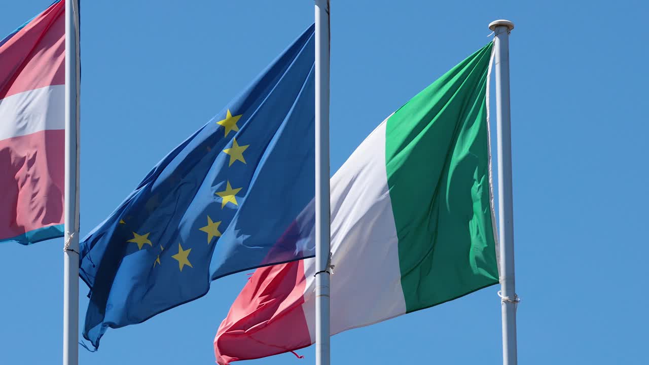 Bandiere dell'Unione Europea e italiane che sventolano al vento