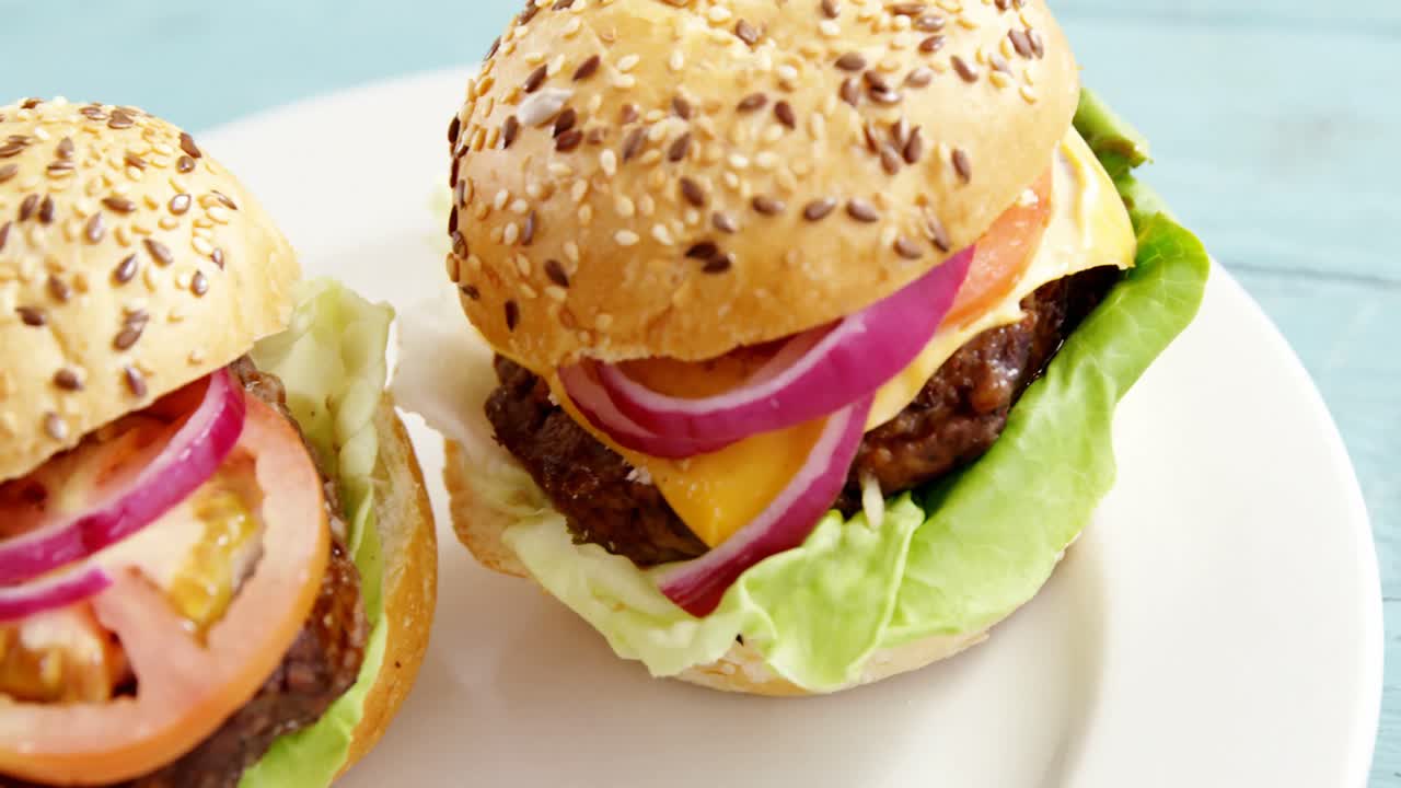 hamburguesas en el plato