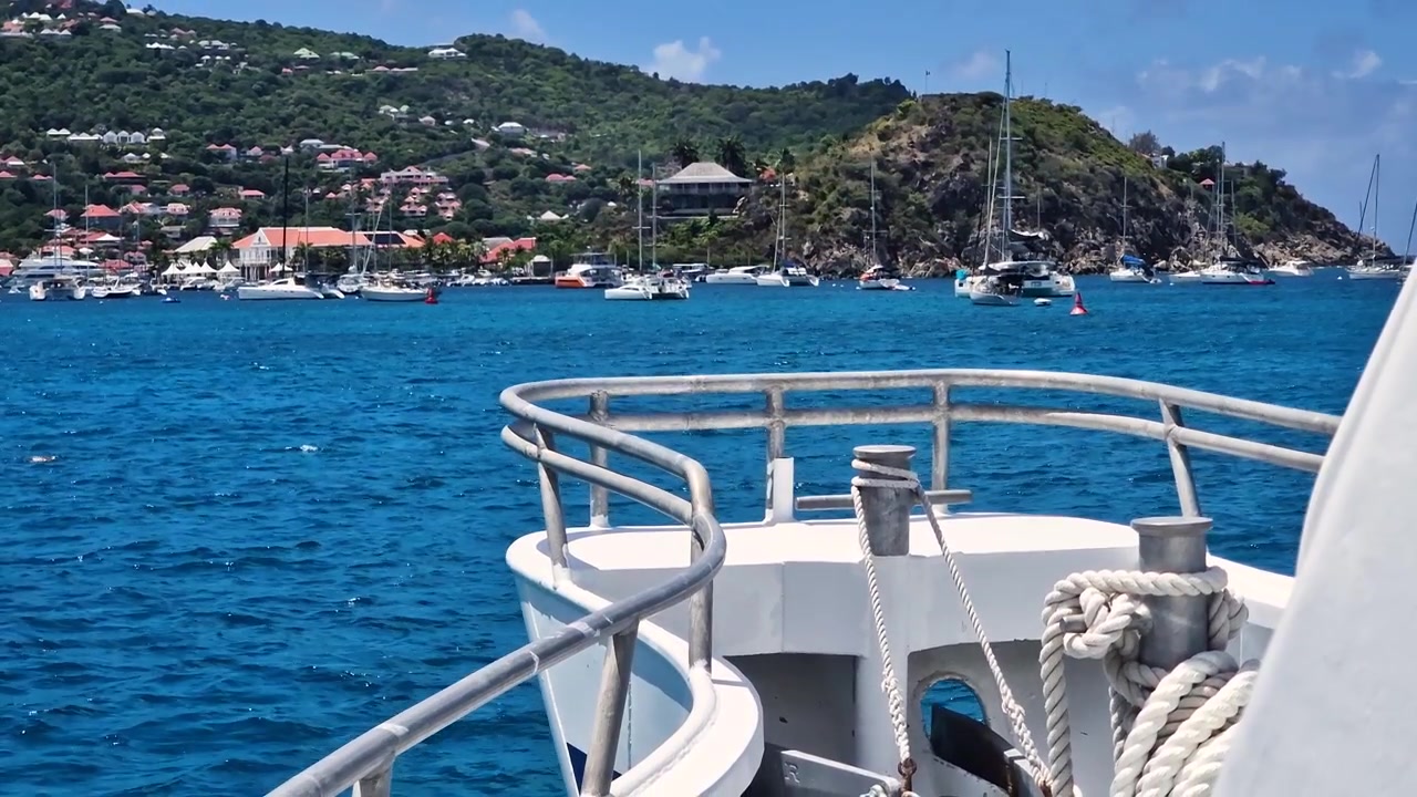 Traghetto in arrivo a Gustavia, isola di St. Barthelemy nel Mar dei Caraibi, punto di vista