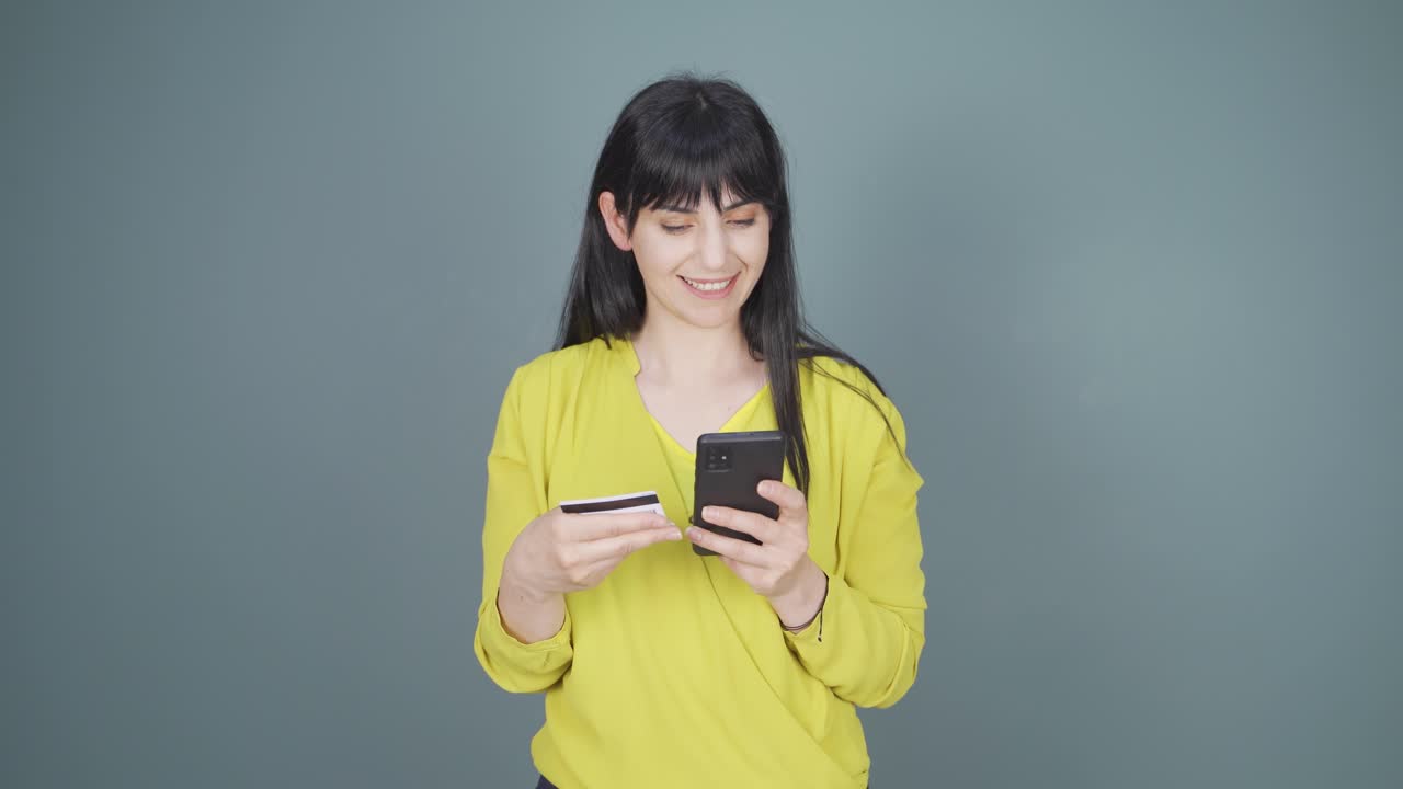 mujer de compras con tarjeta de crédito.
