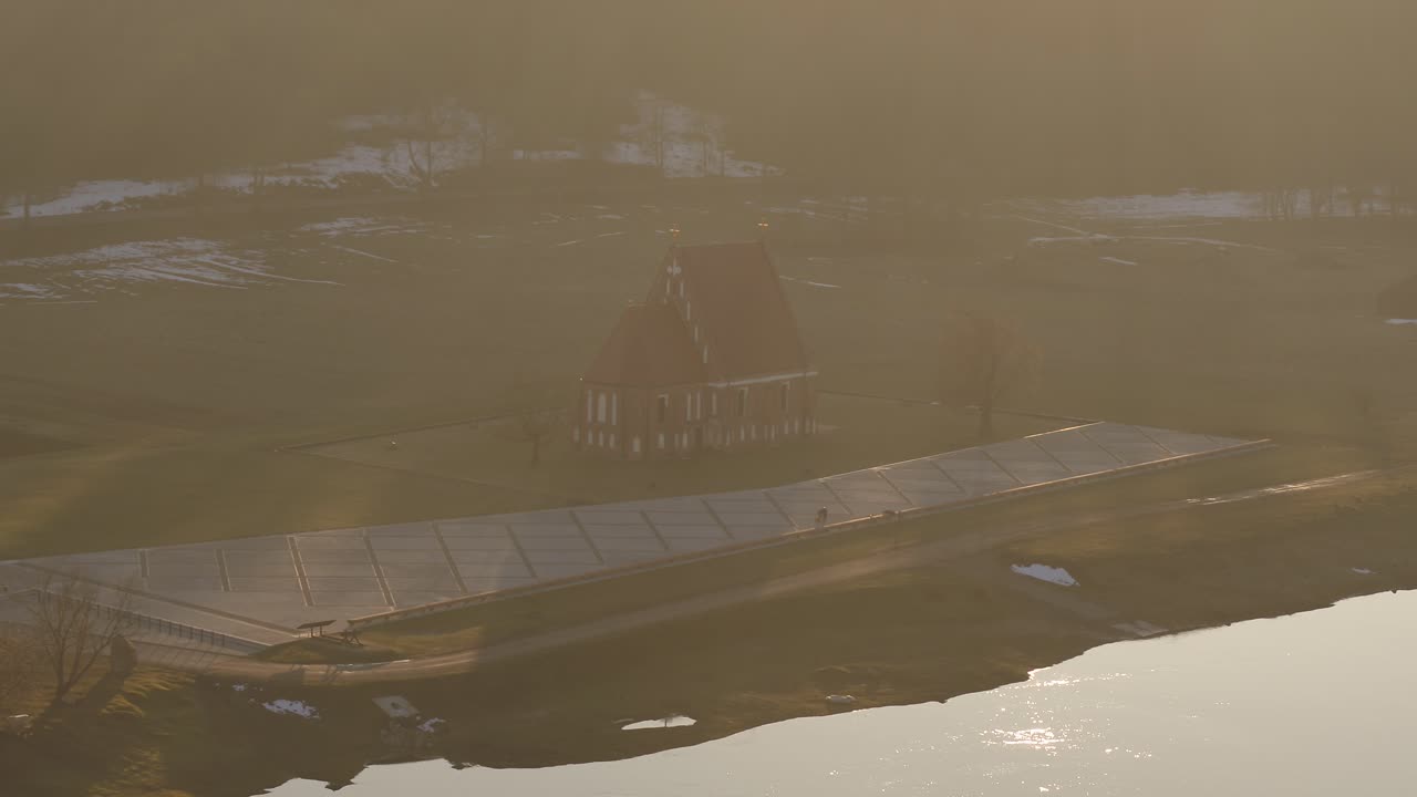 오래 된 세인트 교회의 드론 조감도