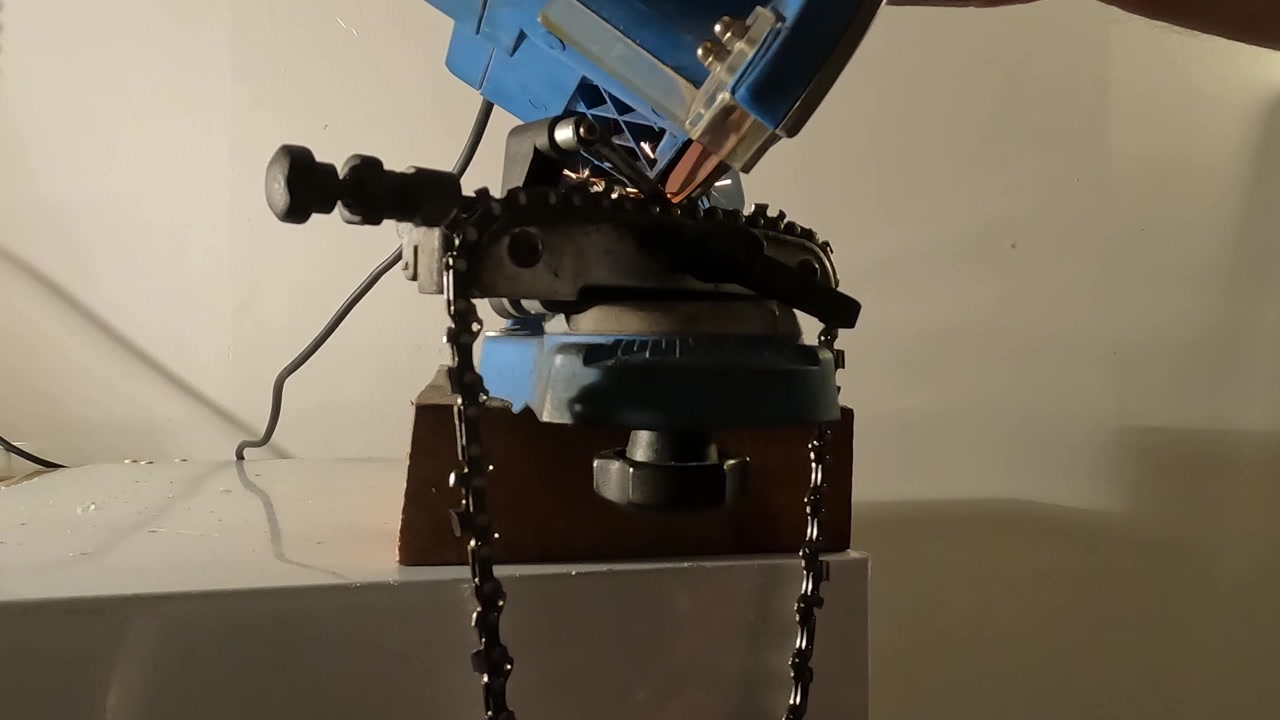 sharpening a chainsaw chain with an electric chainsaw sharpener