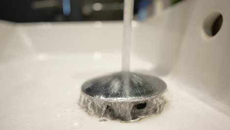 agua corriendo en un fregadero del baño