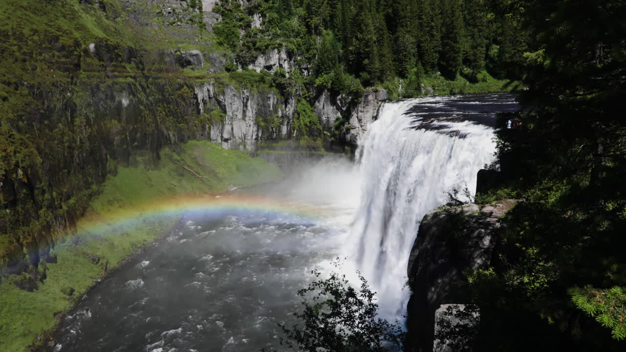 captura fija de un hermoso arco iris sobre el gran manantial en las cataratas de mesa superior