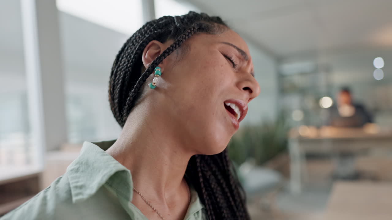 agotamiento, mujer y dolor de espalda por lesión, estrés