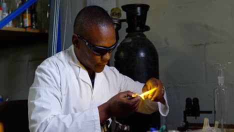 trabajador negro que crea vidrio en una fábrica de vidrio 4k