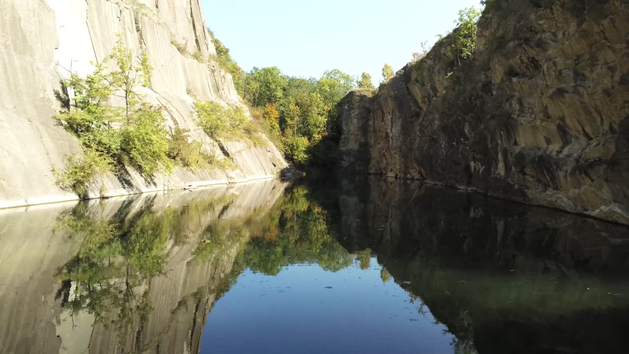 vuelo de drones sobre un lago de montaña, un lago escondido en praga, prokopské jezírko