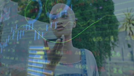 animación de gráficos, círculos de carga, barras y números sobre mujer biracial hablando en teléfono inteligente.